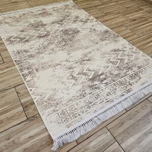 Плътен килим - бежово и кафяво