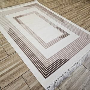 Плътен килим - кафяво и бяло